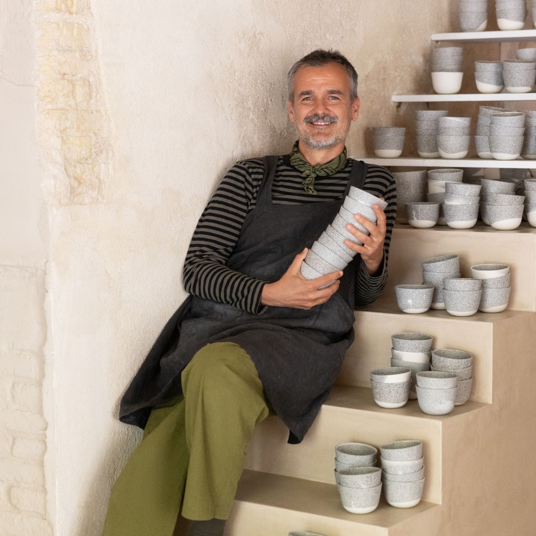 Mótuð af eldi og tíma: Sagan á bak við Lava Porcelain Bowl.