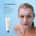 Fyrirsæta með Silica Mud Mask á andliti ásamt upplýsingum um ávinning vörunnar