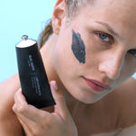 Fyrirsæta með Lava Scrub mask á kinn 