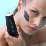 Fyrirsæta með Lava Scrub mask á kinn 