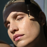 Fyrirsæta ber Algae Bioactive Concentrate Face Oil á kinn með dropateljara