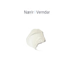 Áferð Lip Balm sem sýnir hálfgagnsætt, glansandi varasalva með áherslum á innihaldsefni