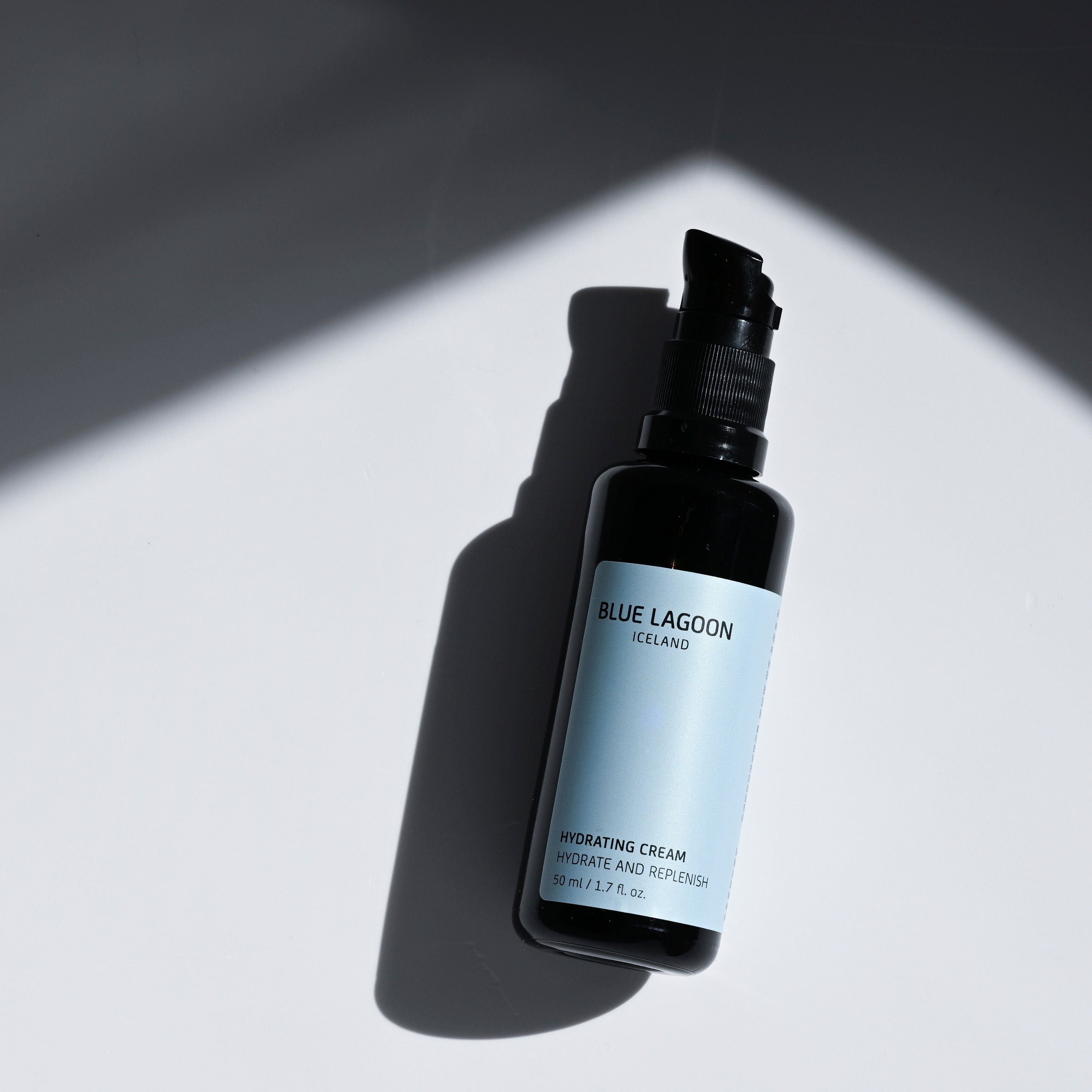 Hydrating Cream í svörtu pumpuíláti á hvítum bakgrunni