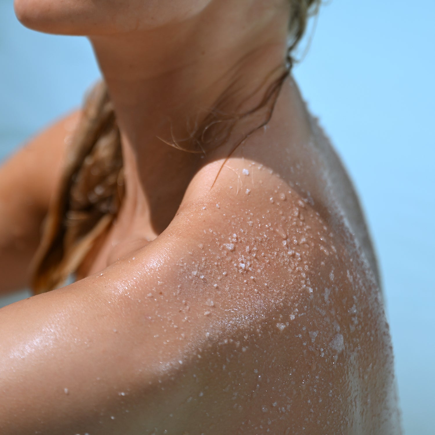 Áferð vöru á öxl sem sýnir slétta áferð og jafna frásogun í húð