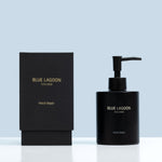 Handsápa með umbúðum á bláum bakgrunni