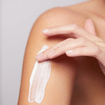 Fyrirsæta ber rakakrem á axlir