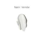 Áferð af handáburði sem sýnir slétt, hvítt krem