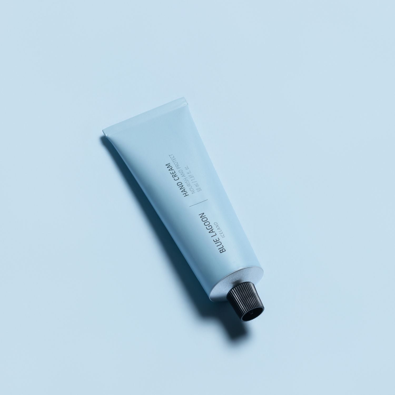 Handáburður á bláum bakgrunni