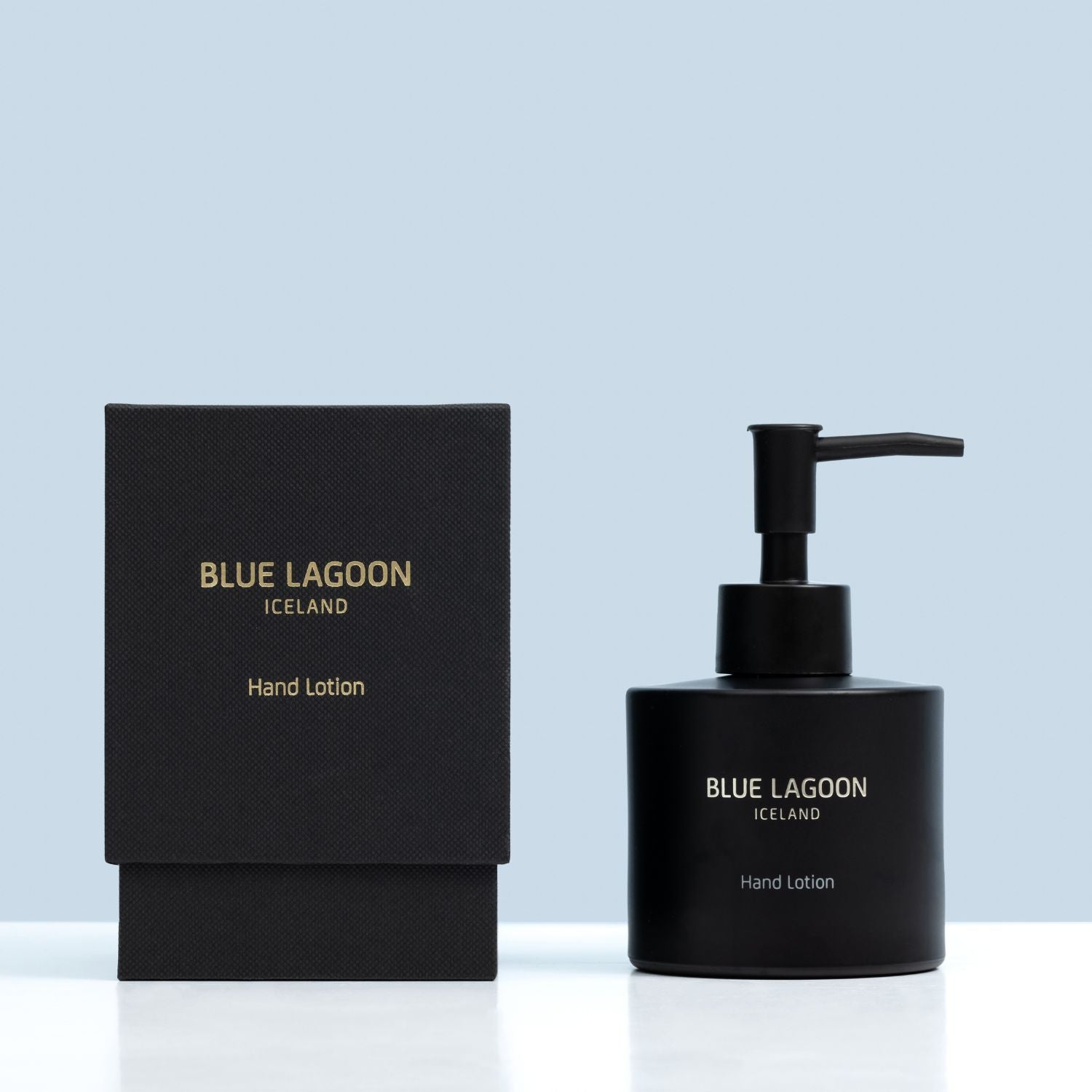 Handáburður með umbúðum á bláum bakgrunni 