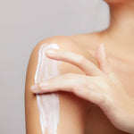 Fyrirsæta ber Mineral Moisturizing Cream á öxl