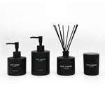 Handsápa, handáburður, ilmstangir og ilmkerti á hvítum bakgrunni